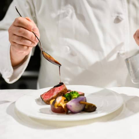 【公式】ティアラ ザ クラシッククラブ|登録有形文化財で叶う少人数ウェディングと家族挙式