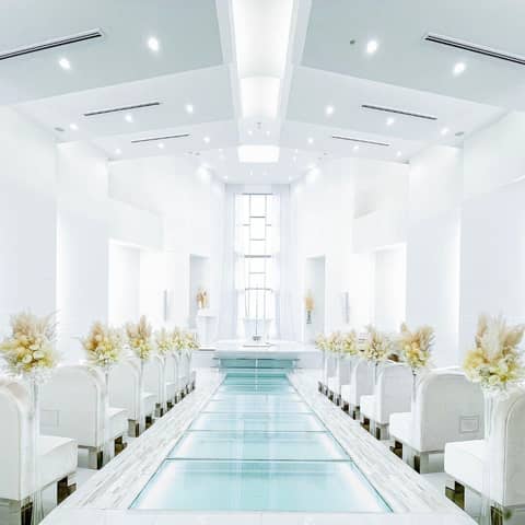 純白の教会で行う「チャペル式」プラン