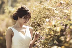 【公式】ガーデンベルズ宮崎 | 宮崎県宮崎市の結婚式場 深めのVネックで美しいデコルテラインを